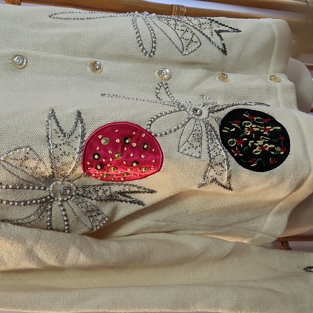 Great Cavalier brand holiday themed cardigan Christmas bows and decorations sz L